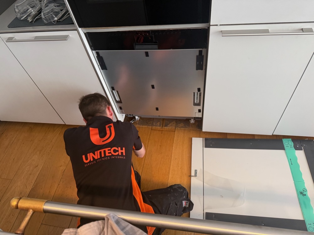 Instalación de lavavajillas integrado en cocina en Calonge (Girona) por Unitech